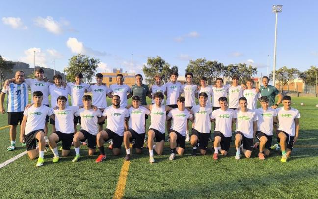 Plantilla y cuerpo técnico del Hondarribia FE antes del primer entrenamiento