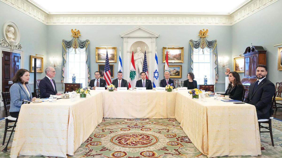 El secretario de Estado de EE.UU., Marco Rubio, participa en las conversaciones de paz junto al embajador de Israel, Yechiel Leiter, y la embajadora del Líbano, Nada Hamadeh Moawad, en el Departamento de Estado, en Washington.