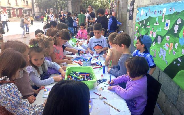 Un grupo de niños se divierte en un taller de dibujo en la plaza Kalegoen de Elgoibar / Aitor Un grupo de niños se divierte en un taller de dibujo en la plaza Kalegoen de Elgoibar
