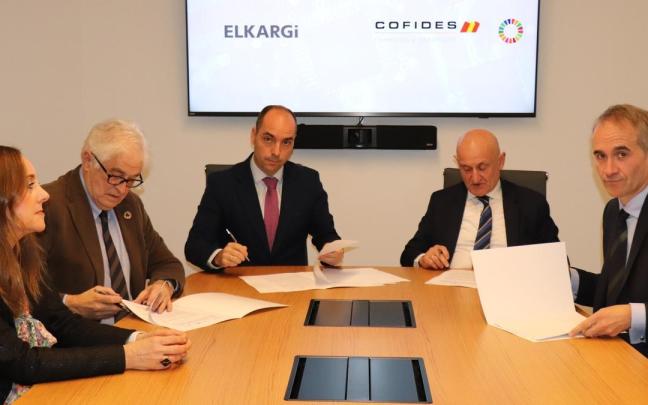 Momento de la firma, ayer, en la sede del Instituto Vasco de Finanzas, en Bilbao. / IREKIA Momento de la firma, ayer, en la sede del Instituto Vasco de Finanzas, en Bilbao.