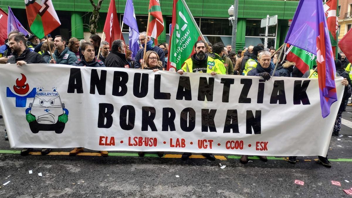 Concentración de trabajadores del transporte sanitario subcontratado de Euskadi.