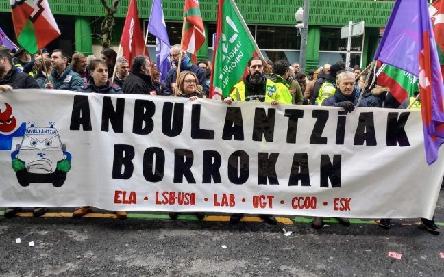 Concentración de trabajadores del transporte sanitario subcontratado de Euskadi.