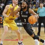 Adam Smith penetra a canasta ante Marcelinho Huertas anoche en Miribilla