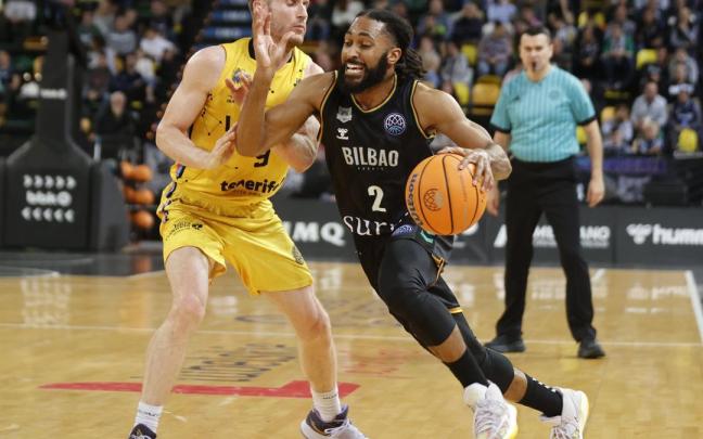 Adam Smith penetra a canasta ante Marcelinho Huertas anoche en Miribilla