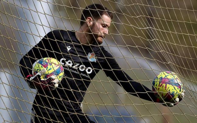 Remiro sujeta dos balones en una de las porterías de Zubieta. / REDACCION NDG