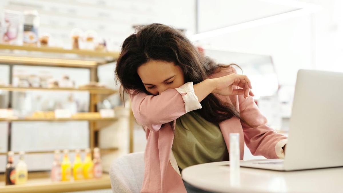 ¿Aguantar un estornudo? Un farmacéutico explica por qué no deberías hacerlo