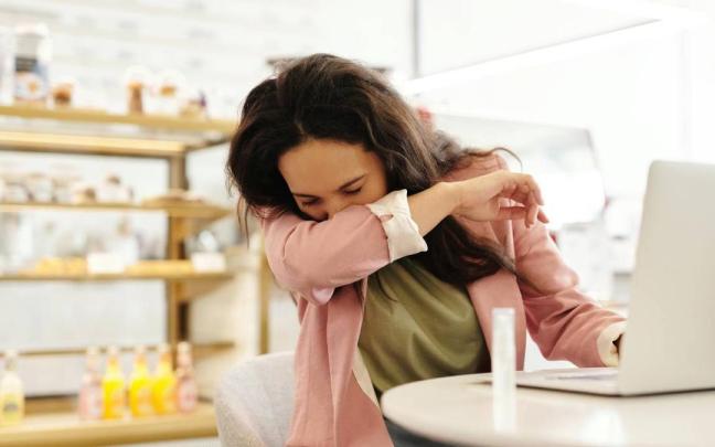 ¿Aguantar un estornudo? Un farmacéutico explica por qué no deberías hacerlo