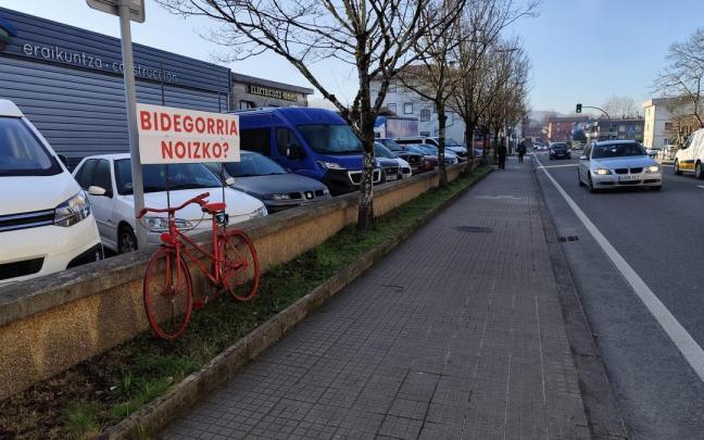 El pasado año Balazta colocó bicis rojas y carteles de protesta en Mendelu.