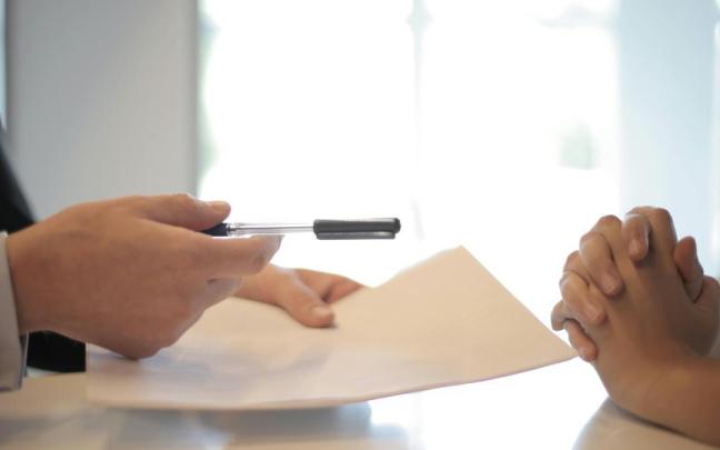 Un trabajador firma un contrato laboral para iniciar su trayectoria dentro de una nueva empresa.