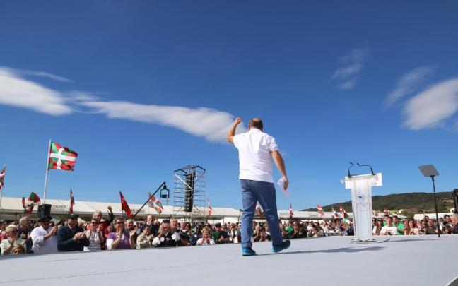 Andoni Ortuzar saluda a los simpatizantes del PNV en un Alderdi Eguna.