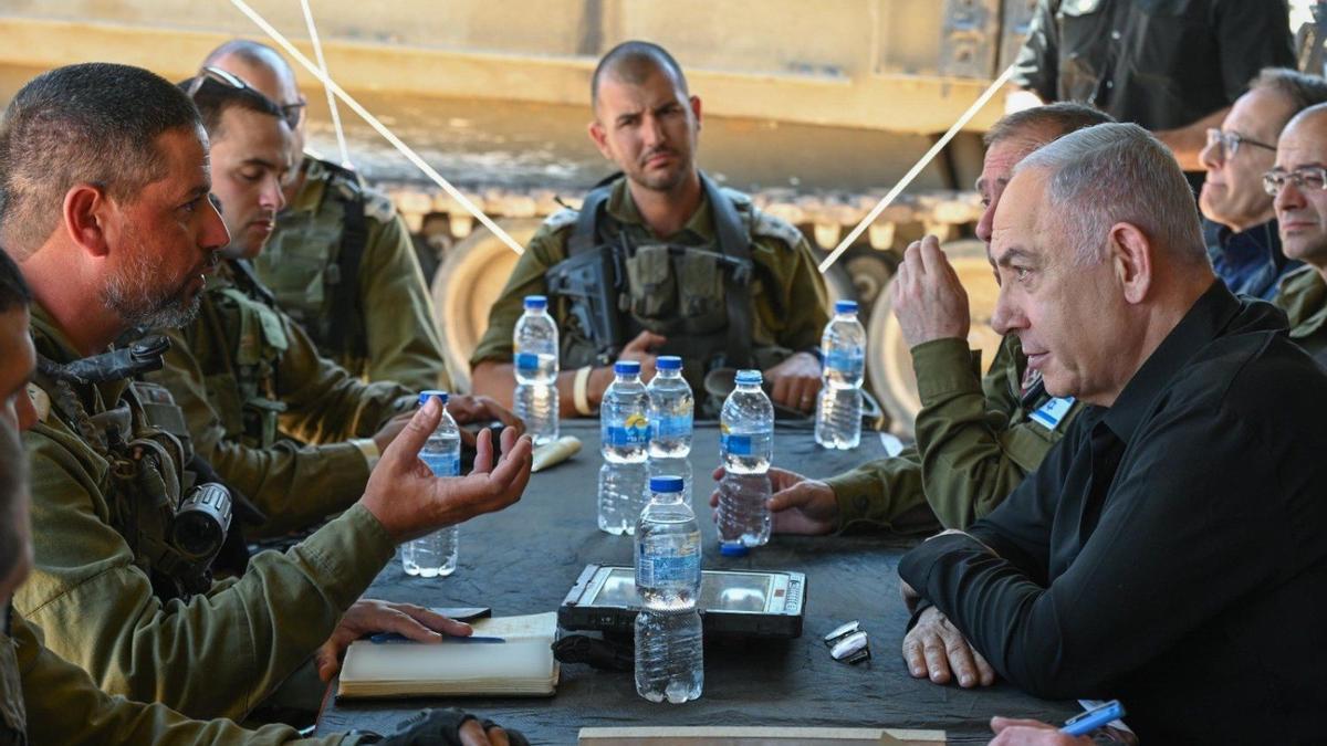 Benjamin Netanyahu habla con varios soldados israelíes desplegados en Gaza.