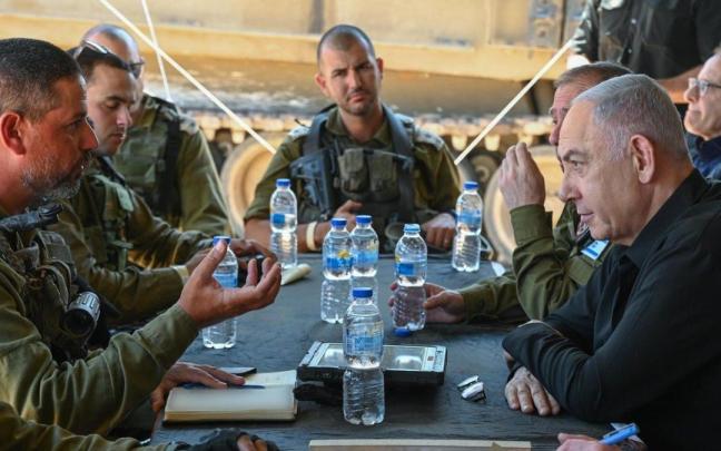 Benjamin Netanyahu habla con varios soldados israelíes desplegados en Gaza.