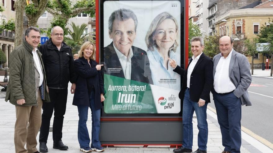 Andoni Ortuzar, junto a Aitor Esteban, Joseba Egibar, Eider Mendoza y Xabier Iradoy, este lunes en Irun