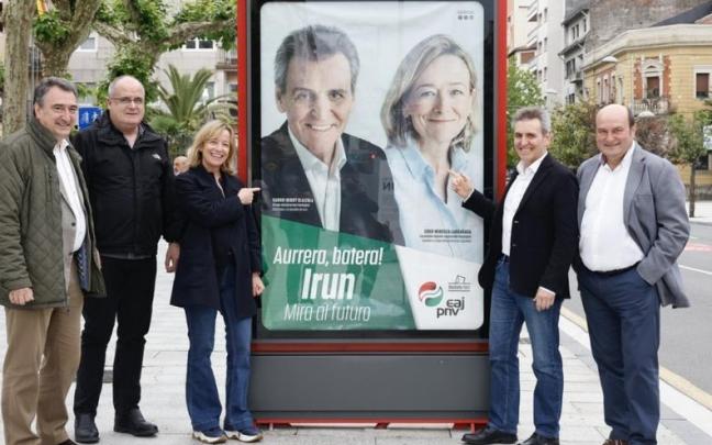 Andoni Ortuzar, junto a Aitor Esteban, Joseba Egibar, Eider Mendoza y Xabier Iradoy, este lunes en Irun Andoni Ortuzar, junto a Aitor Esteban, Joseba Egibar, Eider Mendoza y Xabier Iradoy, este lunes en Irun