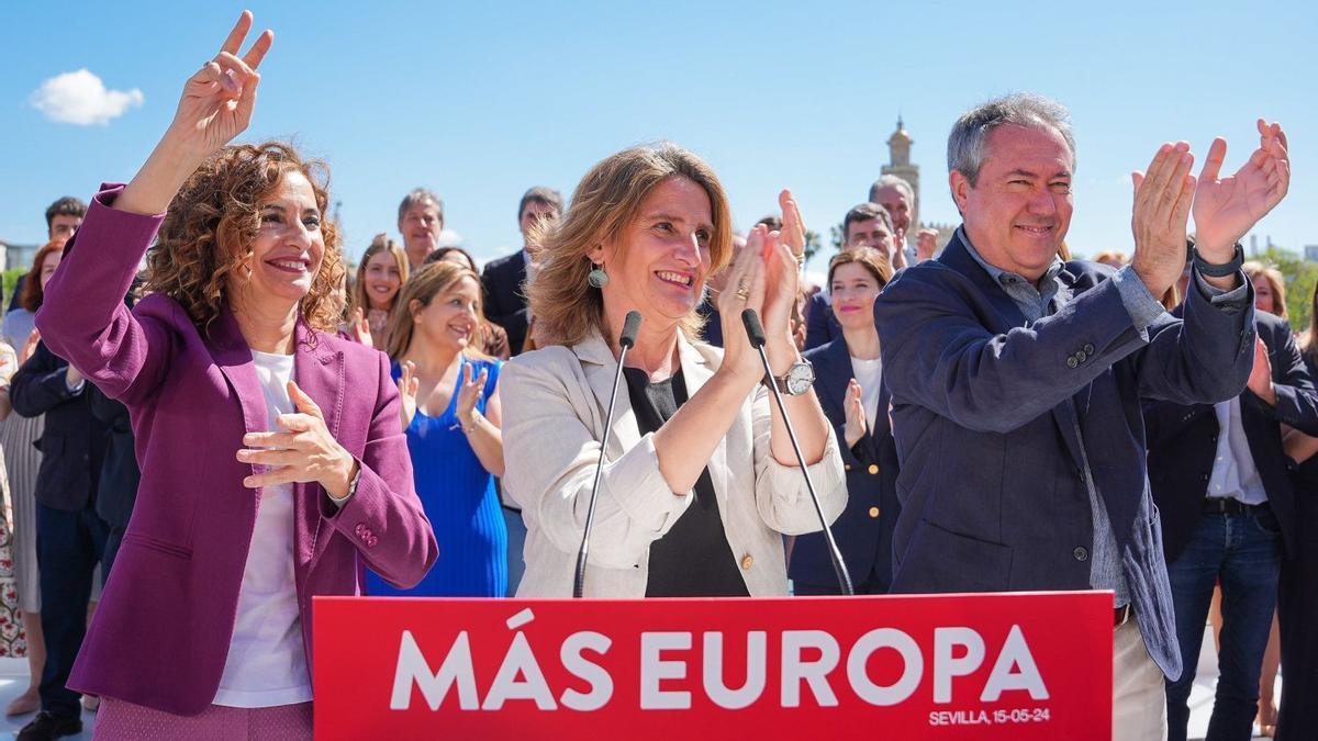 Teresa Ribera, flanqueada por María Jesús Montero y Juan Espadas, ayer en Sevilla.