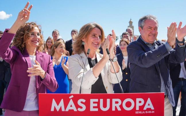 Teresa Ribera, flanqueada por María Jesús Montero y Juan Espadas, ayer en Sevilla.