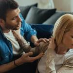 Una pareja mantiene una discusión en casa.