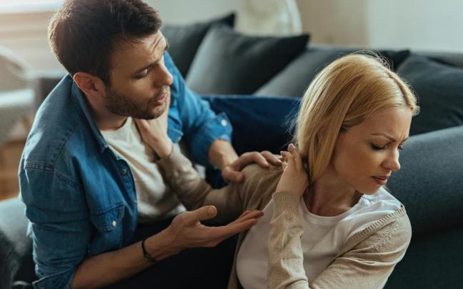 Una pareja mantiene una discusión en casa.