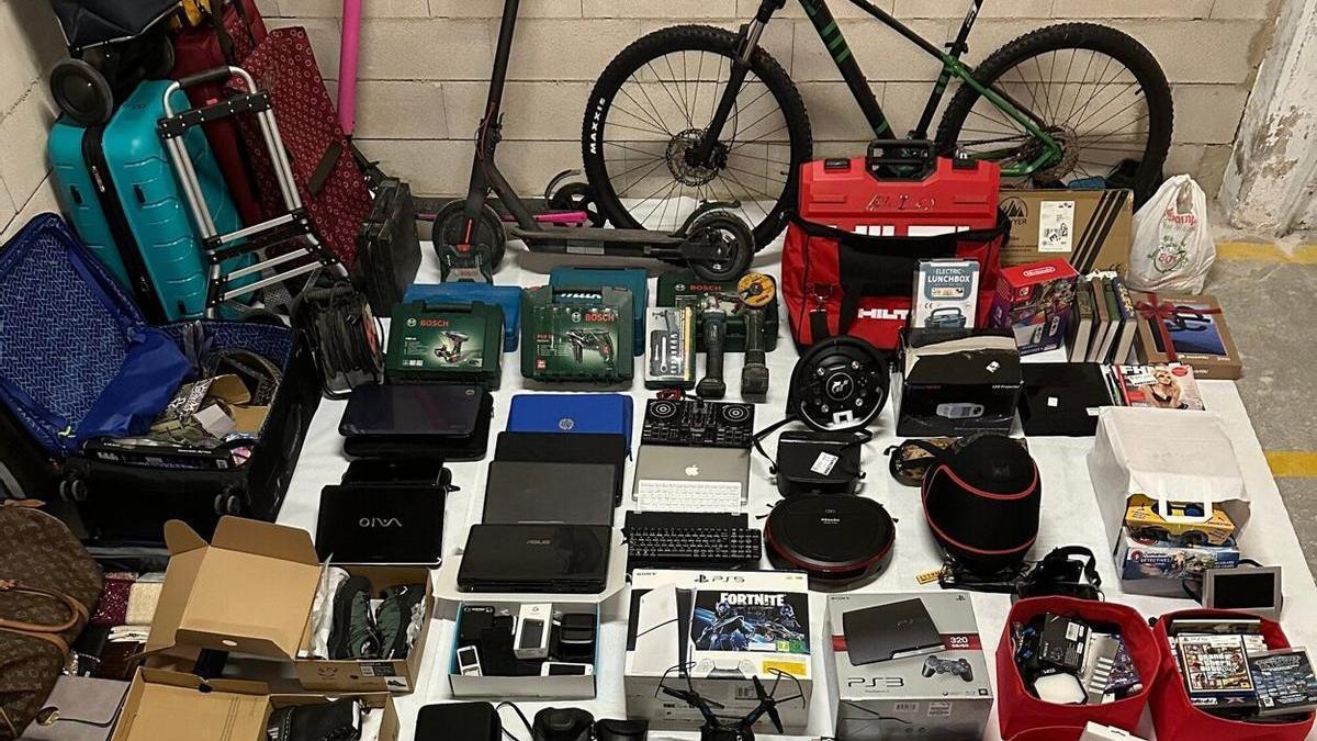 Exposicion de objetos robados en trasteros de la capital navarra.