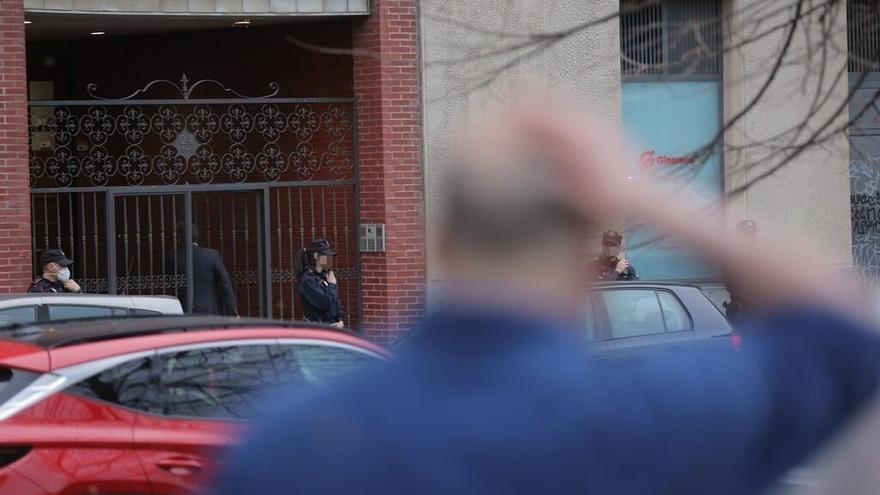 Tras recibir el aviso poco antes de las 16.00 horas varias dotaciones sanitarias ypoliciales acudieron al lugar de los hechos en el barrio de Deusto.