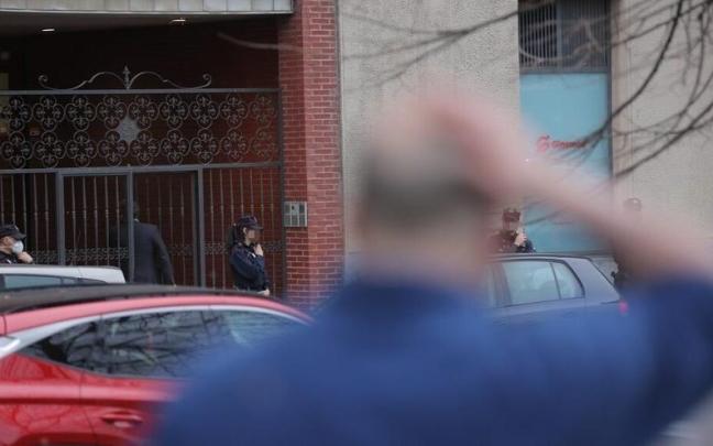 Tras recibir el aviso poco antes de las 16.00 horas varias dotaciones sanitarias ypoliciales acudieron al lugar de los hechos en el barrio de Deusto. Tras recibir el aviso poco antes de las 16.00 horas varias dotaciones sanitarias ypoliciales acudieron al lugar de los hechos en el barrio de Deusto.