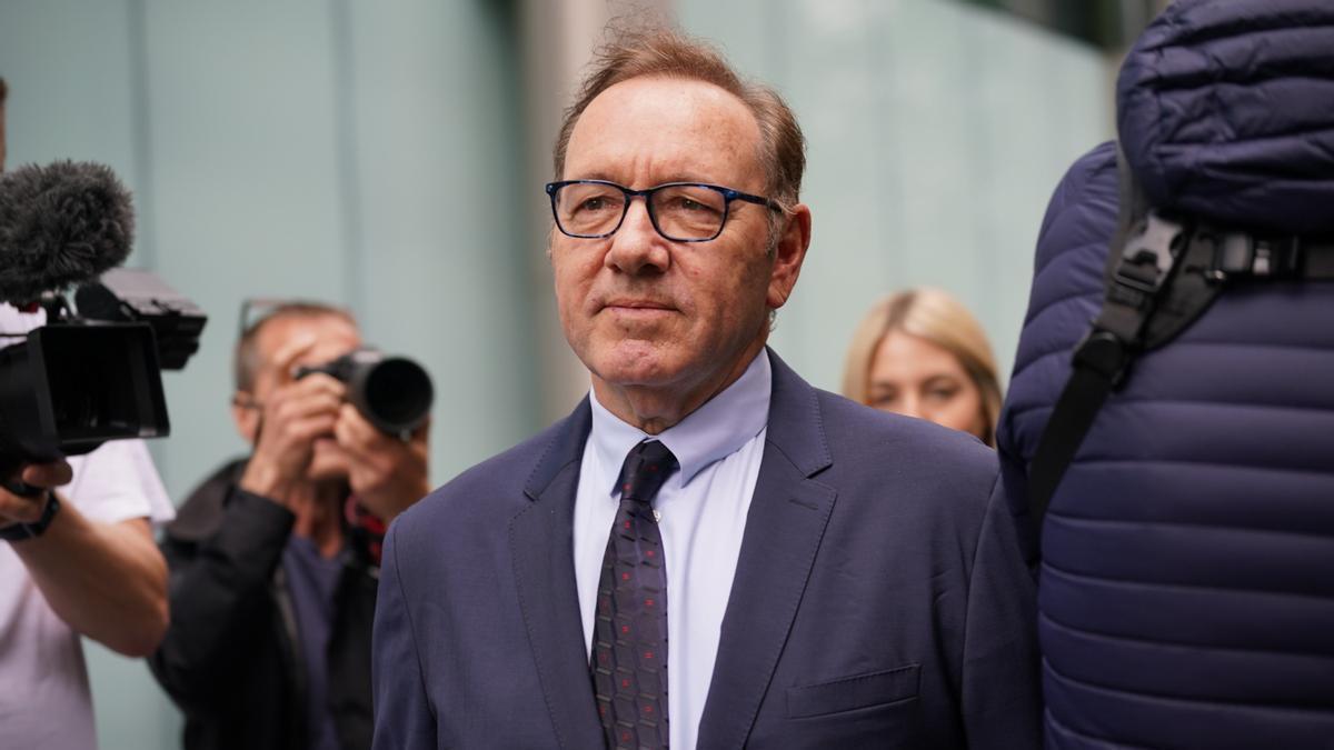 El actor Kevin Spacey en el tribunal británico que le juzga por doce delitos de agresión sexual.