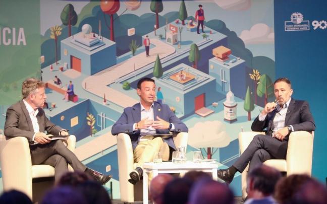El Vicelehendakari, Mikel Torres, y el consejero de Vivienda y Agenda Urbana, Denis Itxaso en la presentación de Etxein