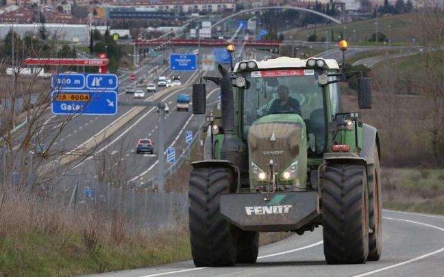 Un tractor, hace unos días en las proximidades de Pamplona. / Javier Bergasa Un tractor, hace unos días en las proximidades de Pamplona.