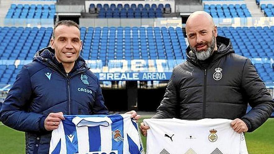 David Movilla, junto a Sergio Francisco, técnico del Sanse, sujeta la camiseta del Real Unión.