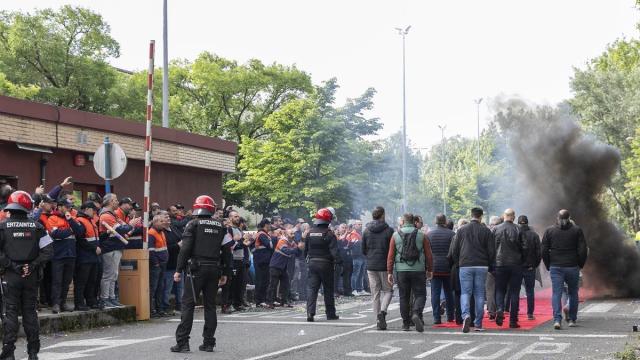 Entrada de trabajadores a la asamblea de ayer de Tubos Reunidos.