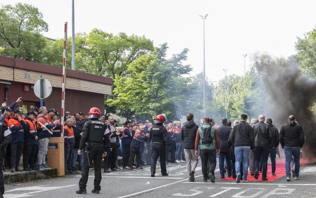 Entrada de trabajadores a la asamblea de ayer de Tubos Reunidos.