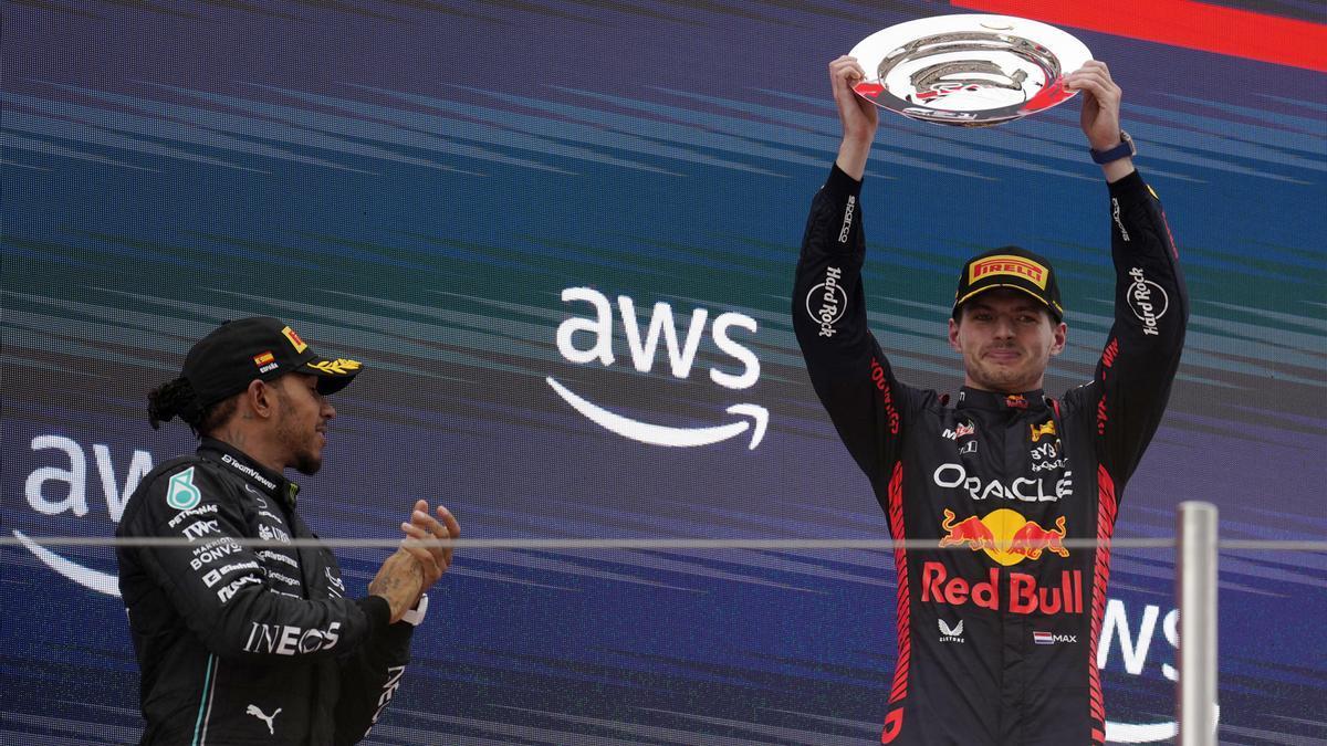 El piloto neerlandés Max Verstappen (d) y el británico Lewis Hamilton (i) en el podio del Gran Premio de España de Fórmula 1.