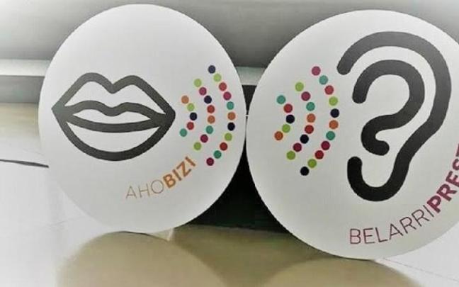 Las chapas que portan los participantes en Euskaraldia, 'belarriprest' para quienes se inician en el euskera y 'ahobizi' para quienes lo dominen. Las chapas que portan los participantes en Euskaraldia, 'belarriprest' para quienes se inician en el euskera y 'ahobizi' para quienes lo dominen.