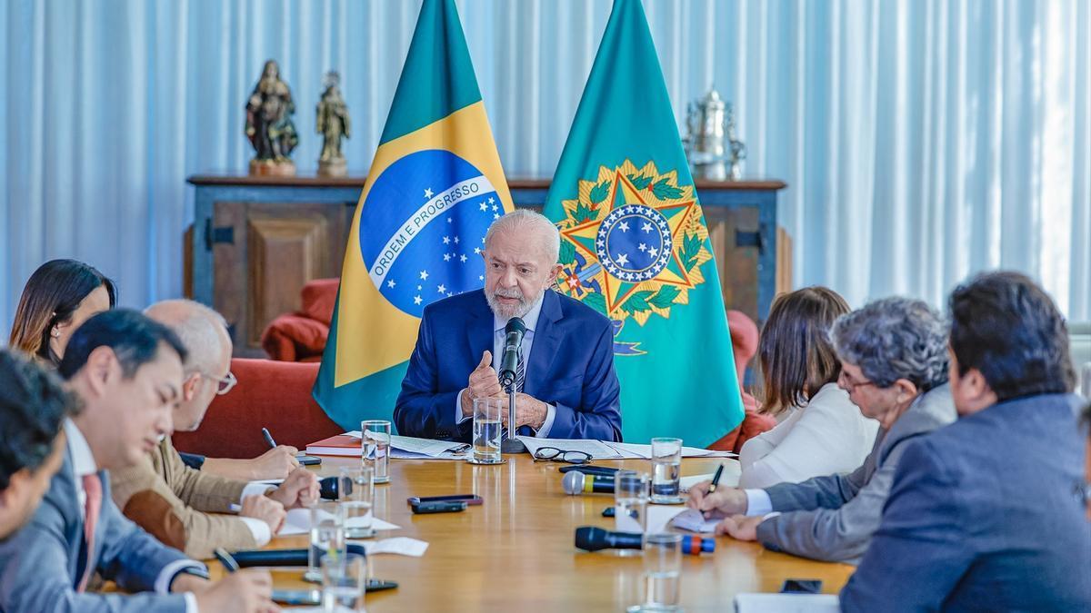 Una foto proporcionada por la presidencia brasileña muestra a Luiz Inácio Lula da Silva, presidente de Brasil, participando en una entrevista con corresponsales internacionales en el Palacio de la Alvorada.