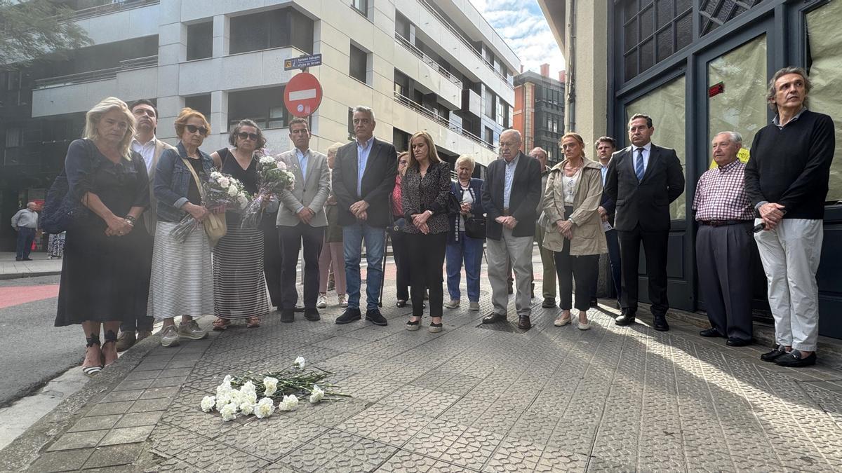 Familiares y representantes del PP guardan un minuto de silencio junto a la placa que recuerda a Jesús Mari Pedrosa en el lugar donde fue asesinado.
