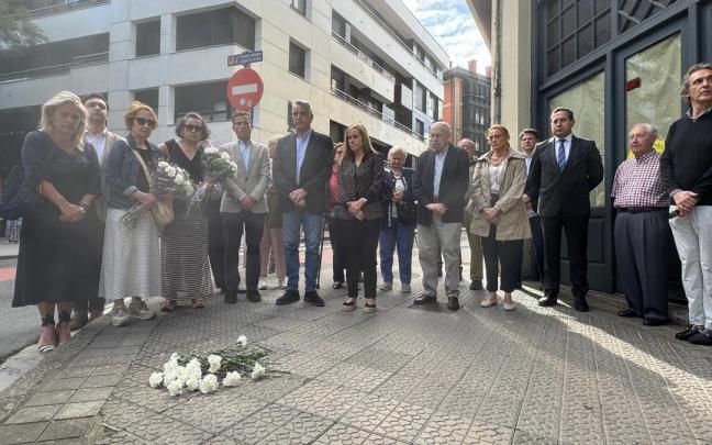 Familiares y representantes del PP guardan un minuto de silencio junto a la placa que recuerda a Jesús Mari Pedrosa en el lugar donde fue asesinado.