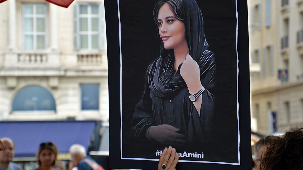 Una pancarta de Mahsa Amini durante la manifestación en apoyo de las mujeres iraníes en Marsella, Francia