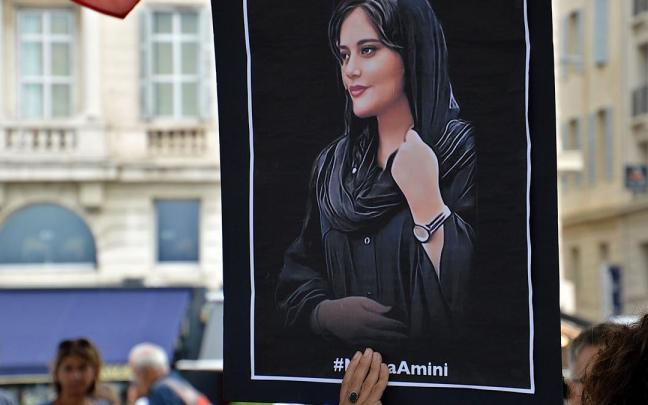 Una pancarta de Mahsa Amini durante la manifestación en apoyo de las mujeres iraníes en Marsella, Francia Una pancarta de Mahsa Amini durante la manifestación en apoyo de las mujeres iraníes en Marsella, Francia