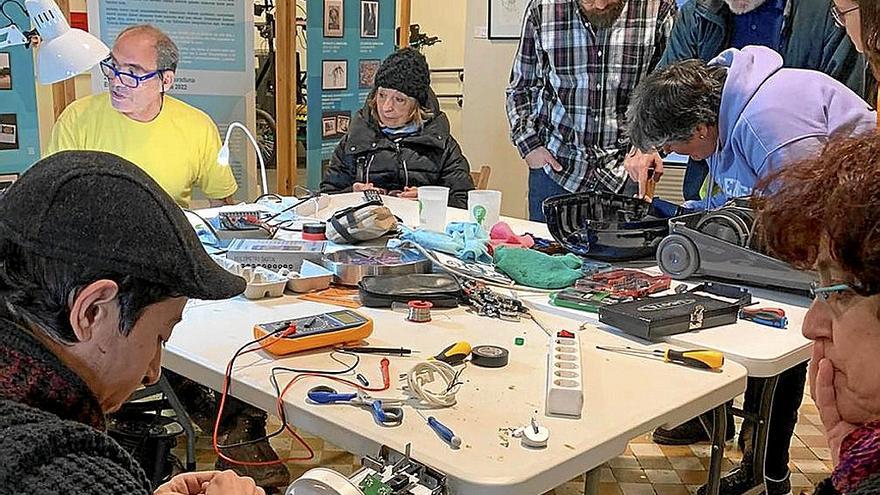 Imagen de una edición anterior del Repair Café de Geltoki.