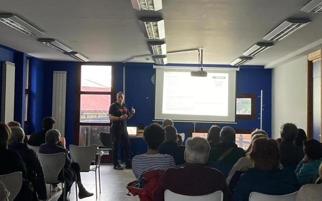 Una de las charlas impartidas en Gautegiz Arteaga