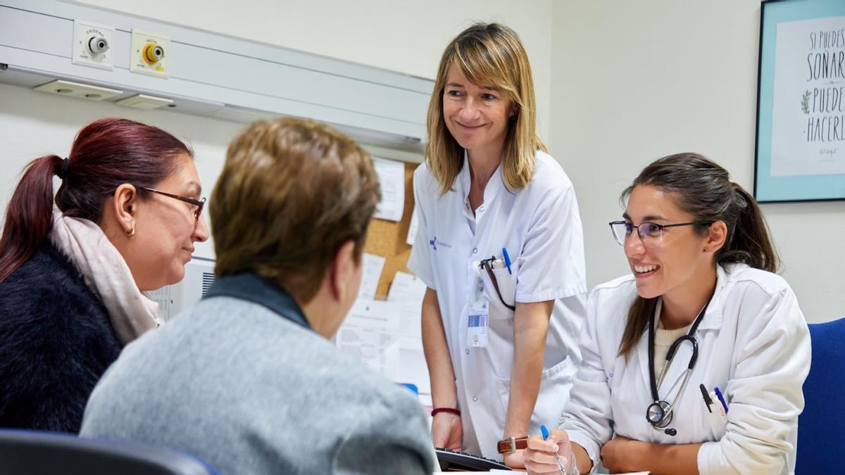 Dos profesionales de Osakidetza atienden a pacientes en consulta.