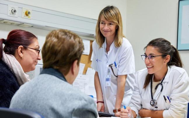 Dos profesionales de Osakidetza atienden a pacientes en consulta.