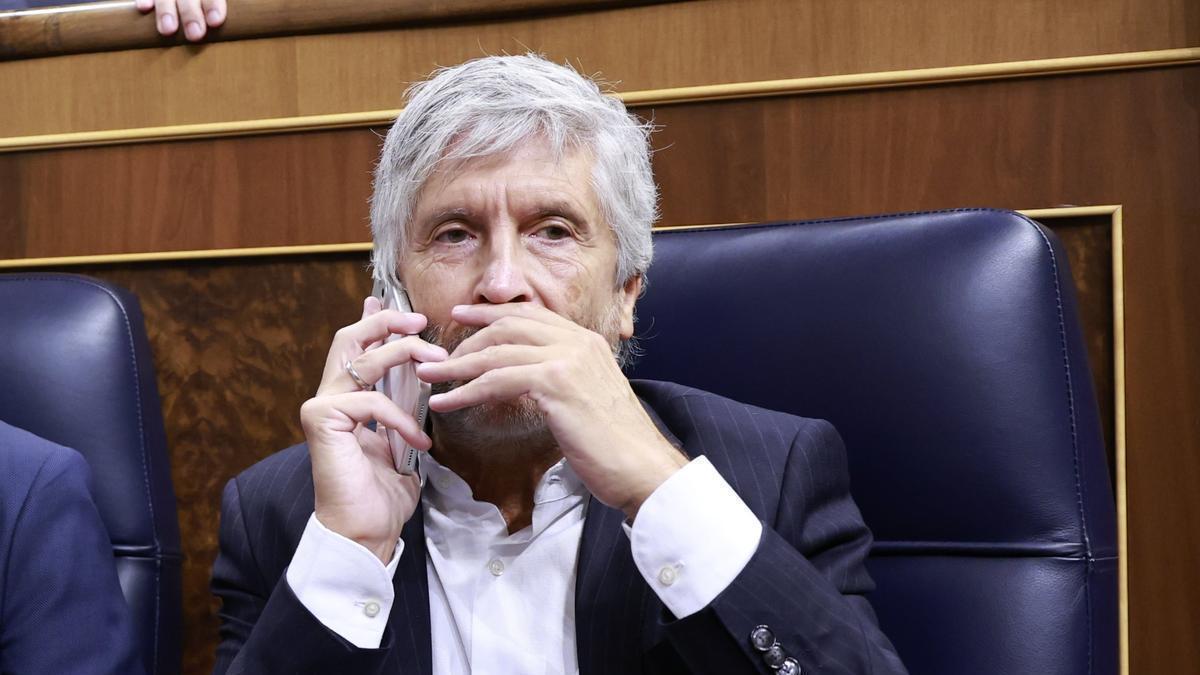 Fernando Grande-Marlaska habla por teléfono durante el pleno del Congreso de este 3 de septiembre.