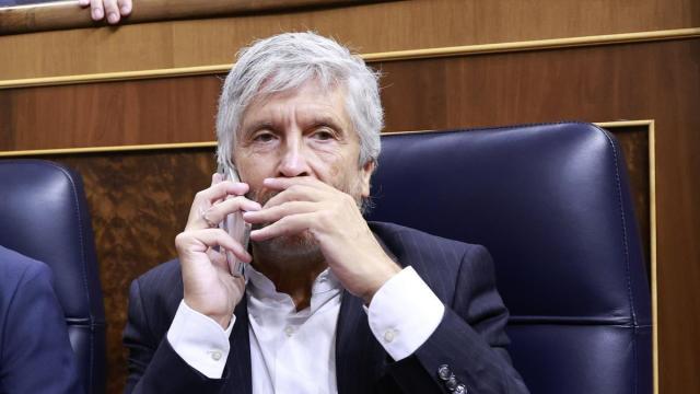 Fernando Grande-Marlaska habla por teléfono durante el pleno del Congreso de este 3 de septiembre.