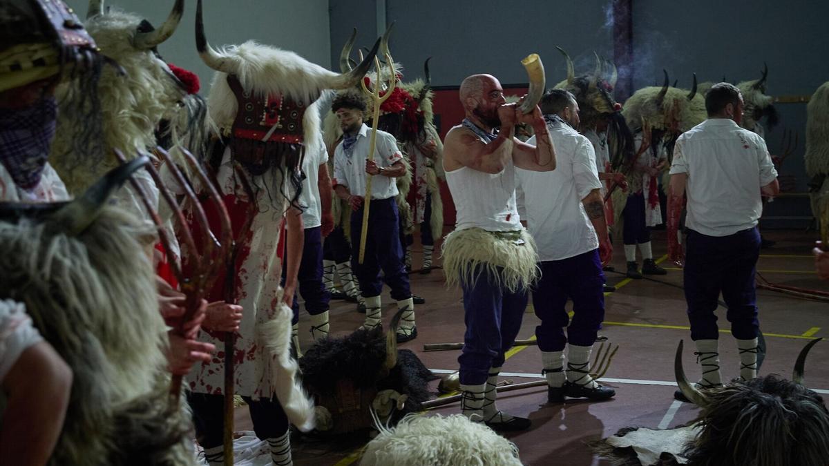 Sangre, música y danza se dan la mano en el carnaval de Altsasu.