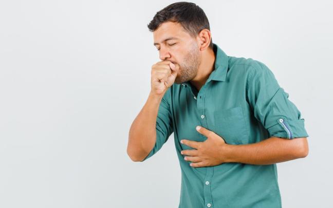 Un hombre sufriendo un atragantamiento