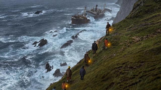 Los personajes de "Las ciegas hormigas" recorren la costa de Algorta tras el naufragio de un barco cargado de carbón.