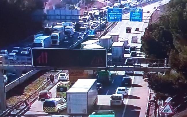 Retenciones kilométricas en la AP-7 tras el accidente. / @Transit Retenciones kilométricas en la AP-7 tras el accidente.