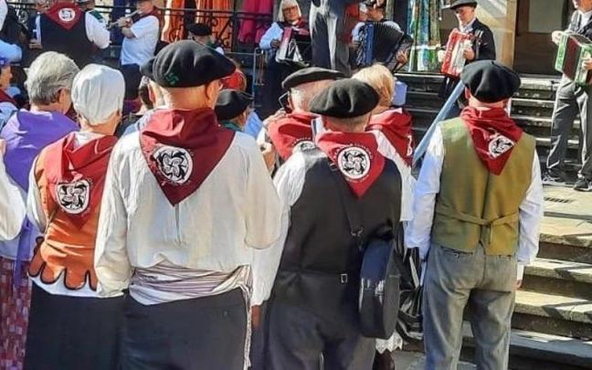 También están a la venta los pañuelos de la Euskal Jaia en la Oficina de Turismo