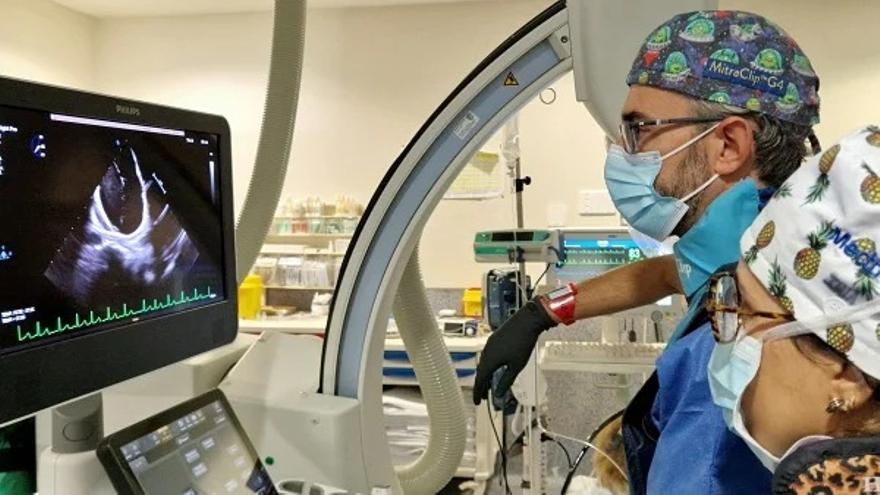 Dos profesionales médicos supervisan una intervención